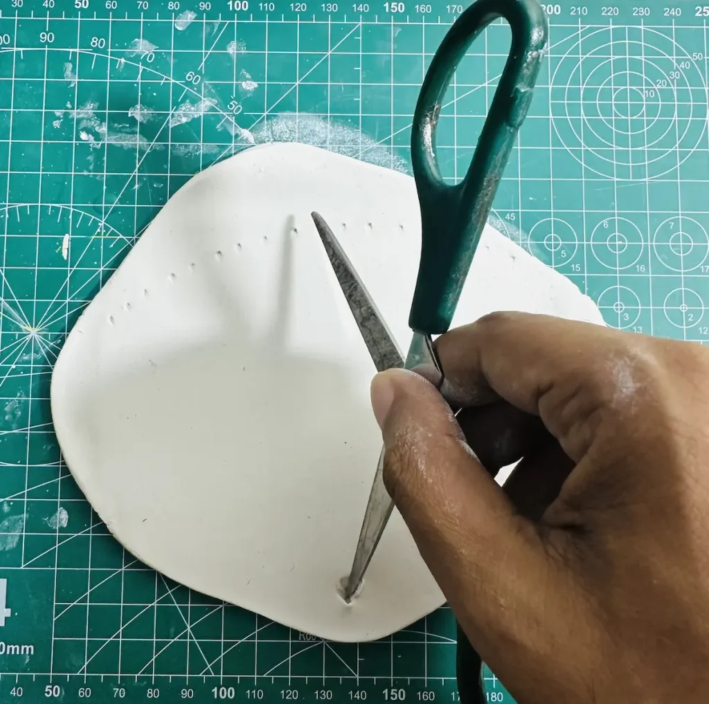 mapping the tray base with scissors