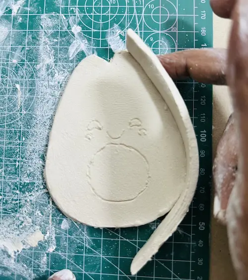 Smoothing avocado tray rim edges