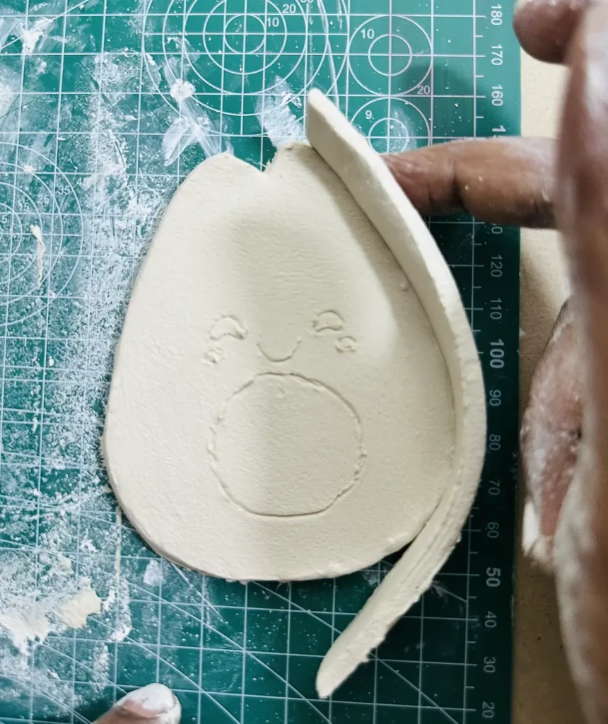 attaching tray rim to the base