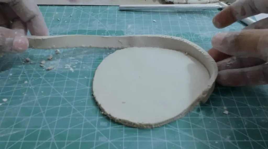 attaching tray rim to the base