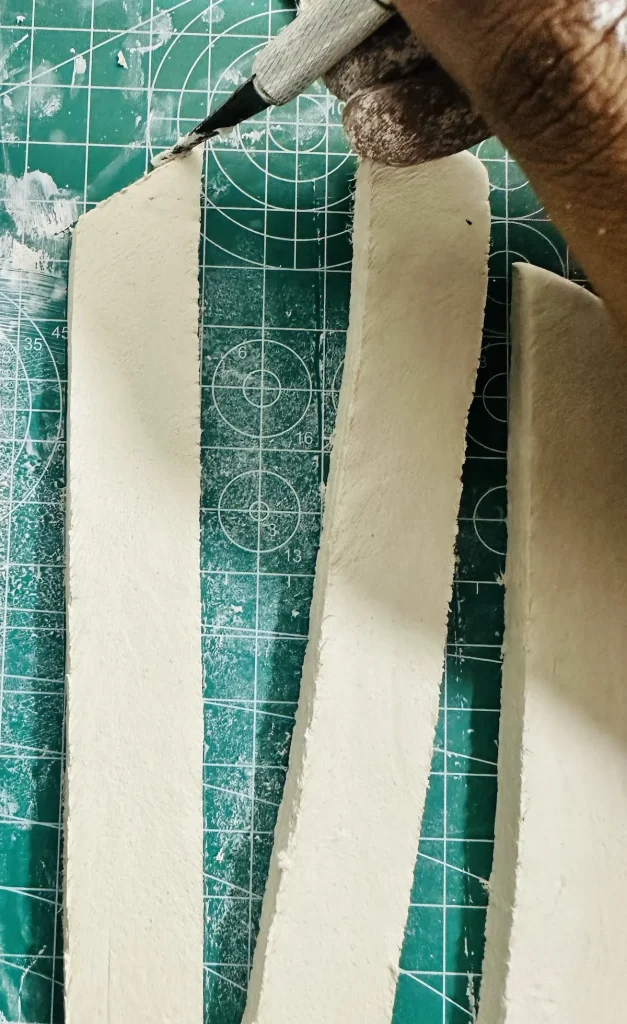 cutting edge of tray rims with an angle
