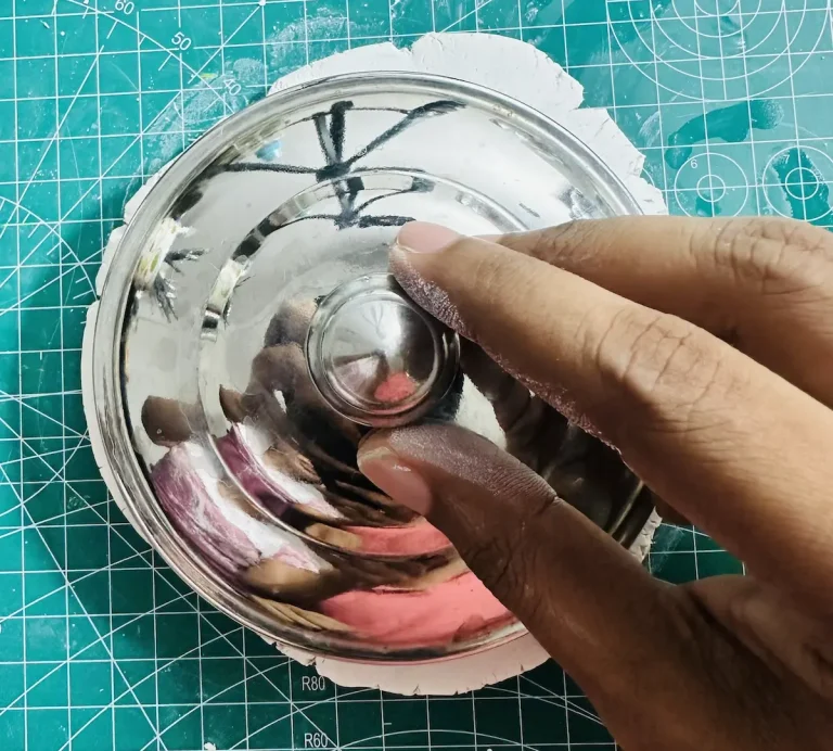 cutting the tray base using a lid