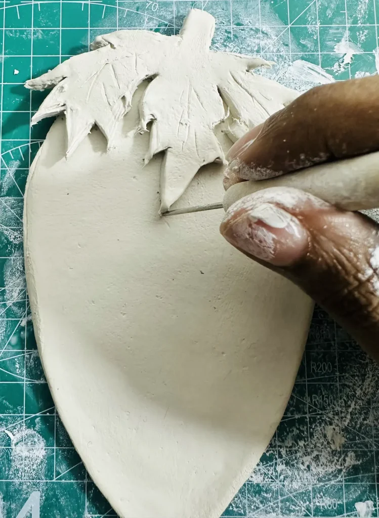 marking the limits of strawberry leaves on tray base before attaching