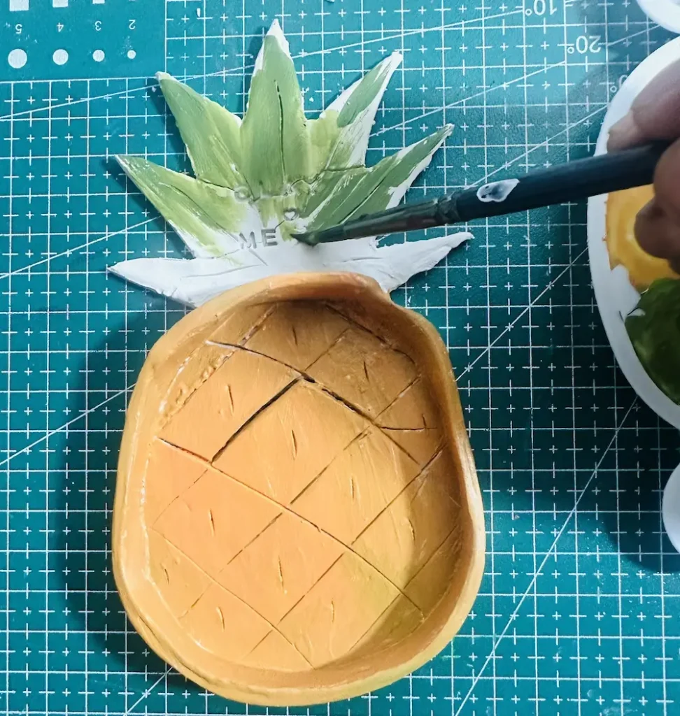painting pineapple tray leaves