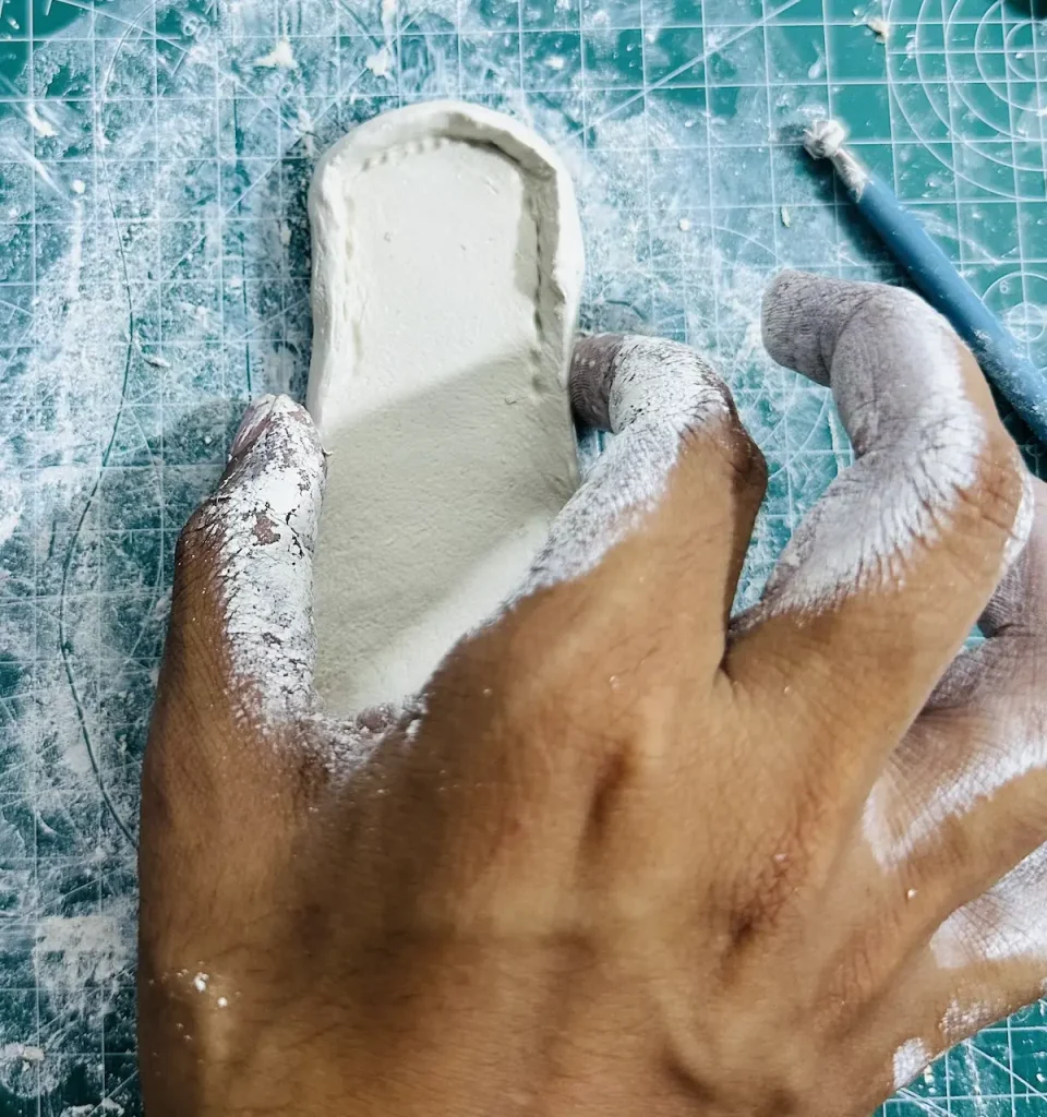 smoothing the tray edge