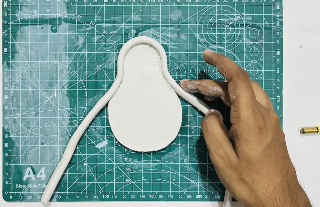 attaching tray rim to the base