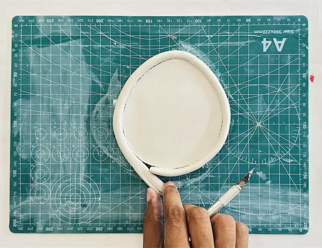 attaching tray rim to the tray base