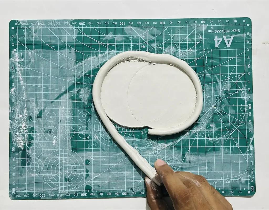 attaching tray rim to the tray base