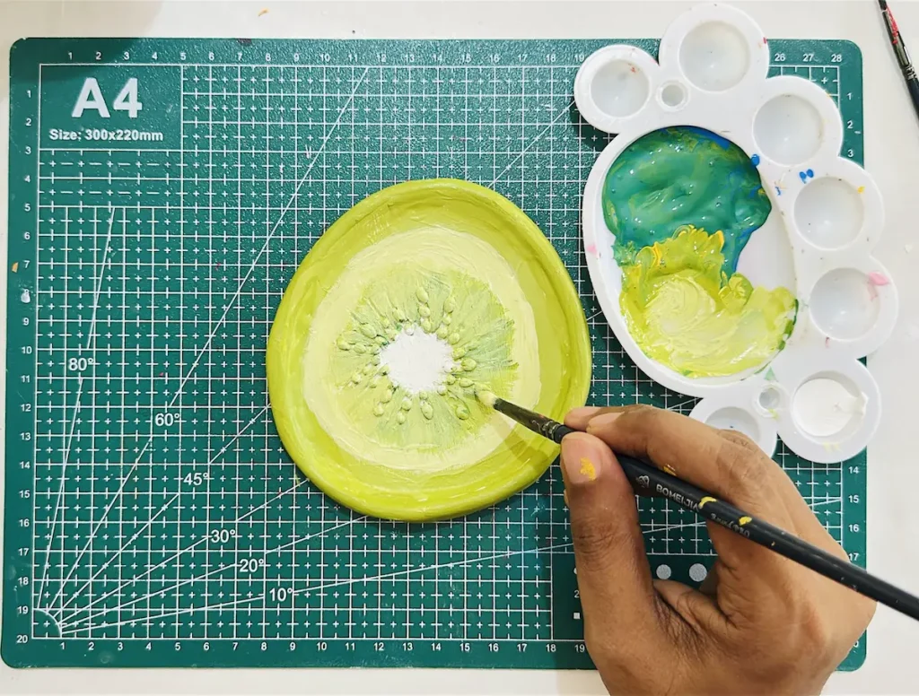 painting the kiwi flesh