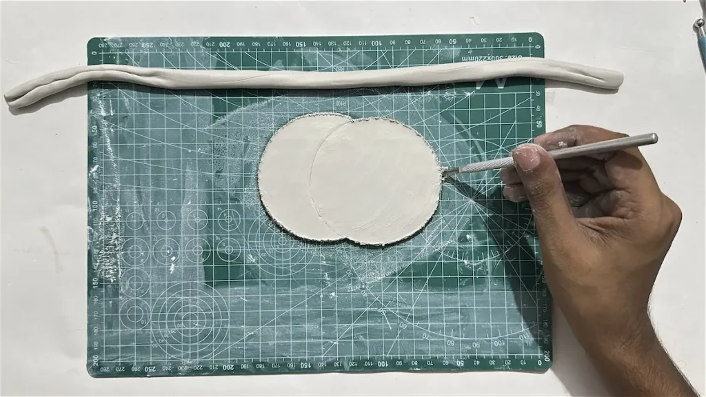 scoring the tray base edges