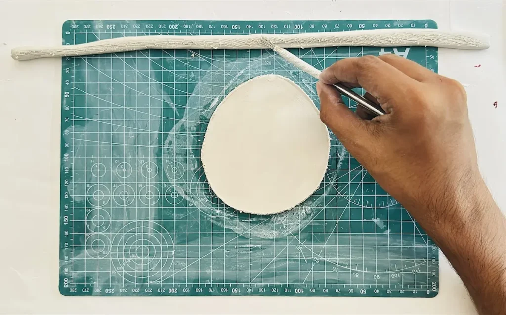 scoring the tray rim