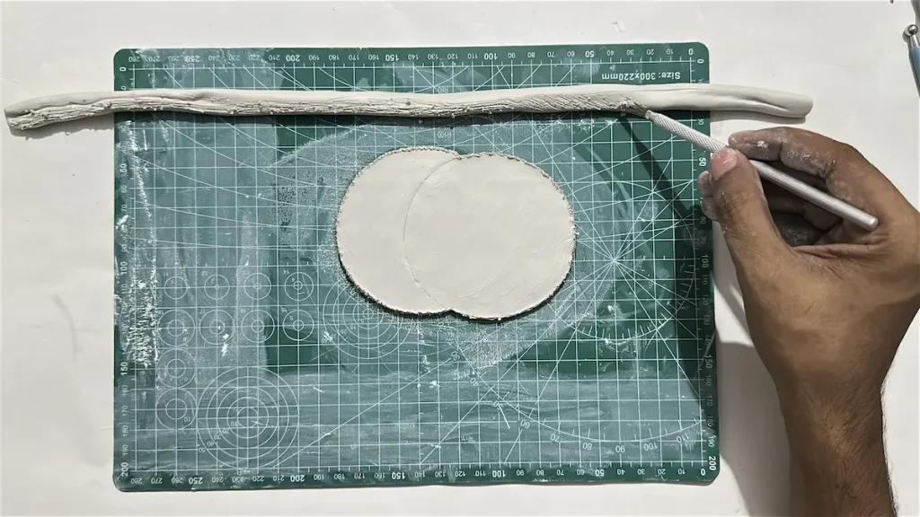 scoring the tray rim