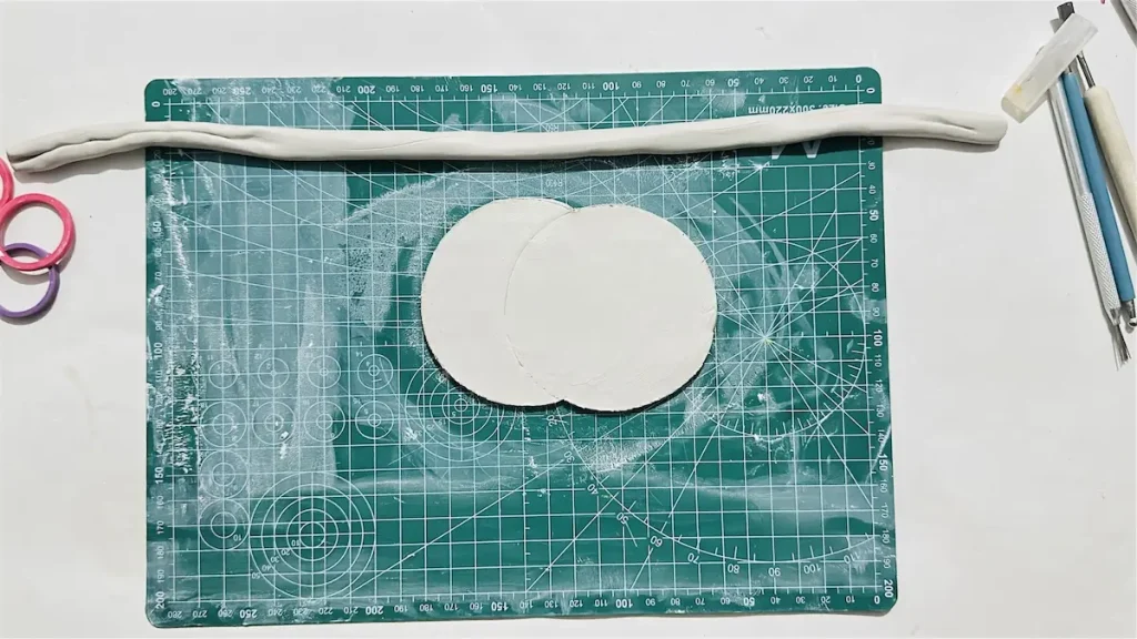tray base with the tray rim