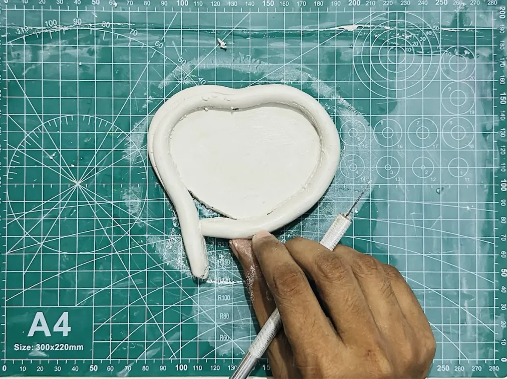 attaching tray rim to the base