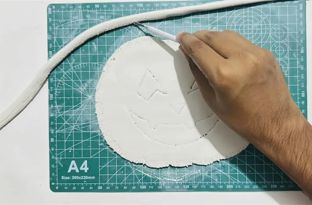 scoring the tray rim